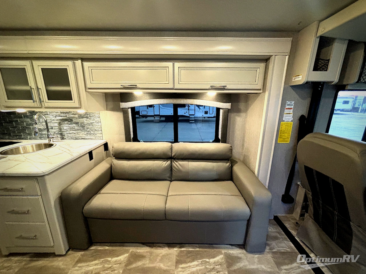 2023 Fleetwood Flair 29M Photo 6