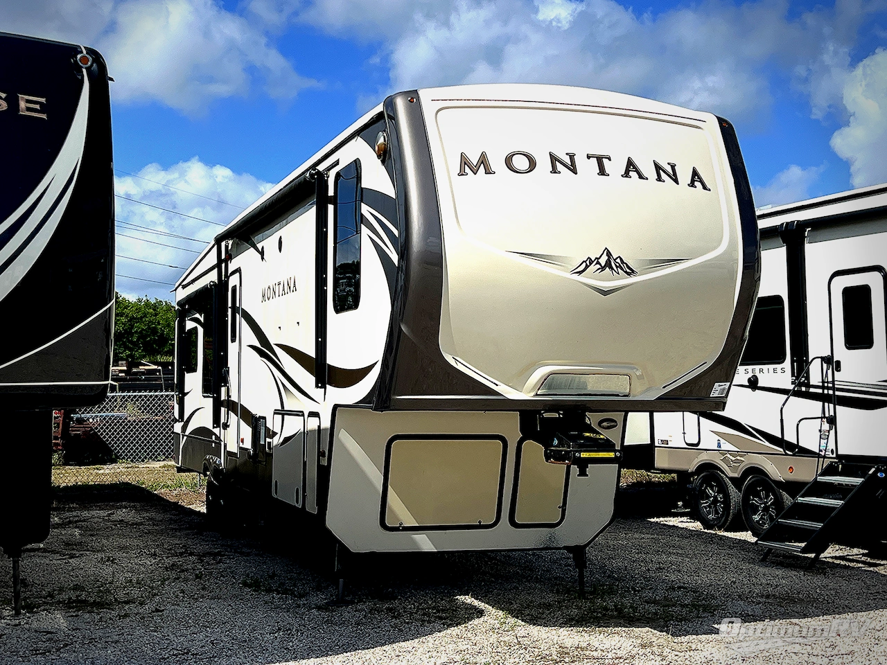 2017 Keystone Montana 3721RL Photo 1