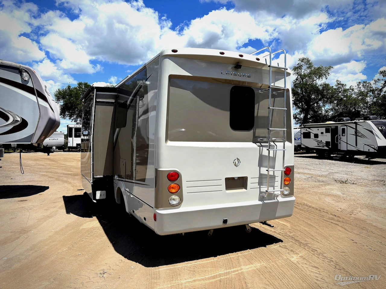 2015 Leisure Travel Unity U24MB Photo 3
