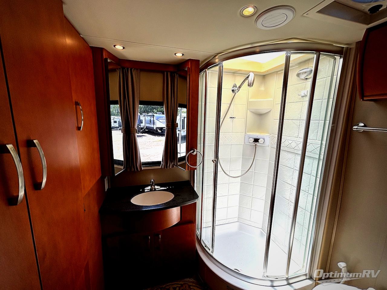 2015 Leisure Travel Unity U24MB Photo 13