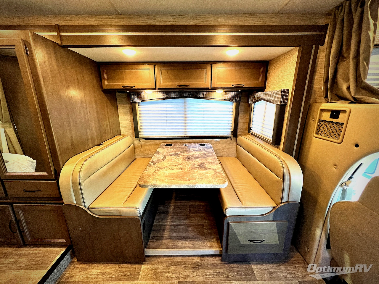 2023 Thor Chateau 24F Photo 13