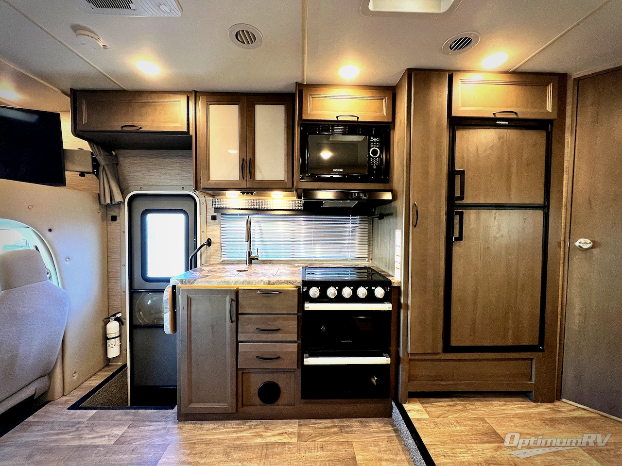 2023 Thor Chateau 24F Photo 11