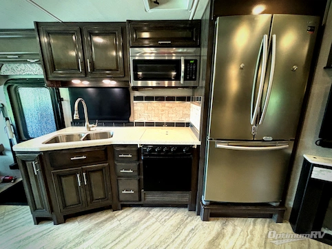 2019 Fleetwood Bounder 33C RV Photo 2
