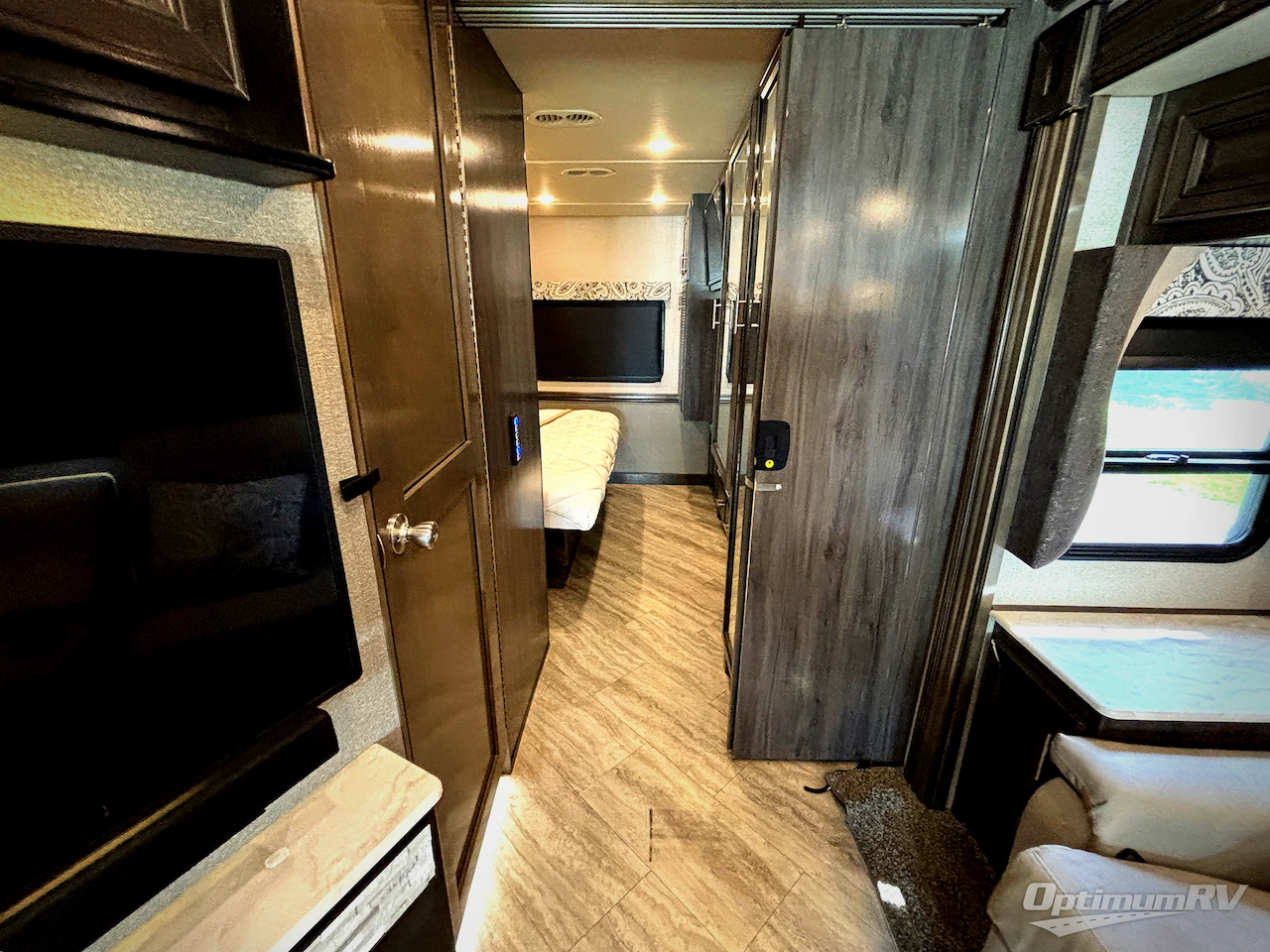 2019 Fleetwood Bounder 33C Photo 14