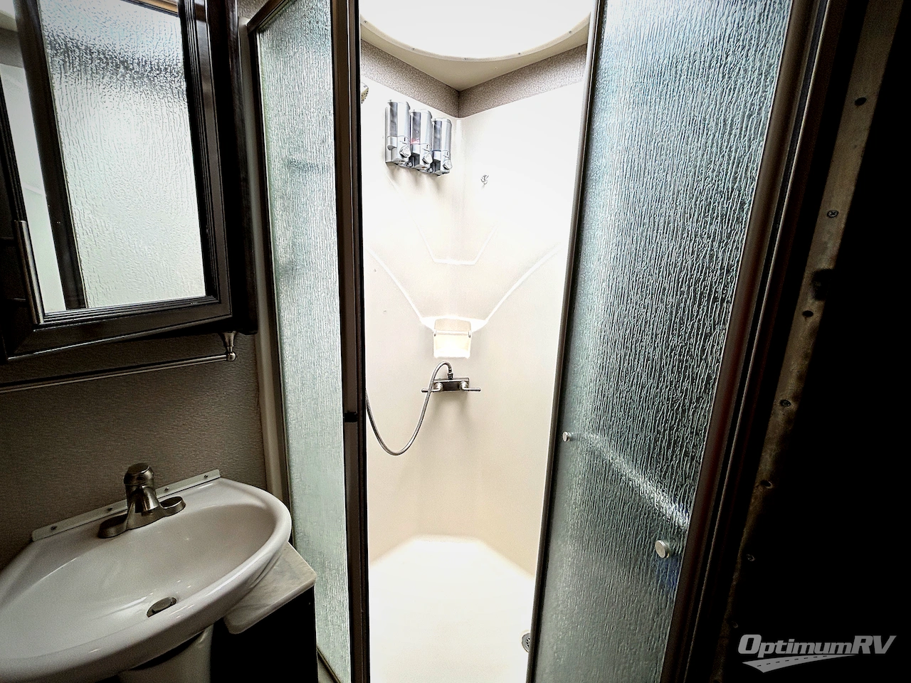 2019 Fleetwood Bounder 33C Photo 16