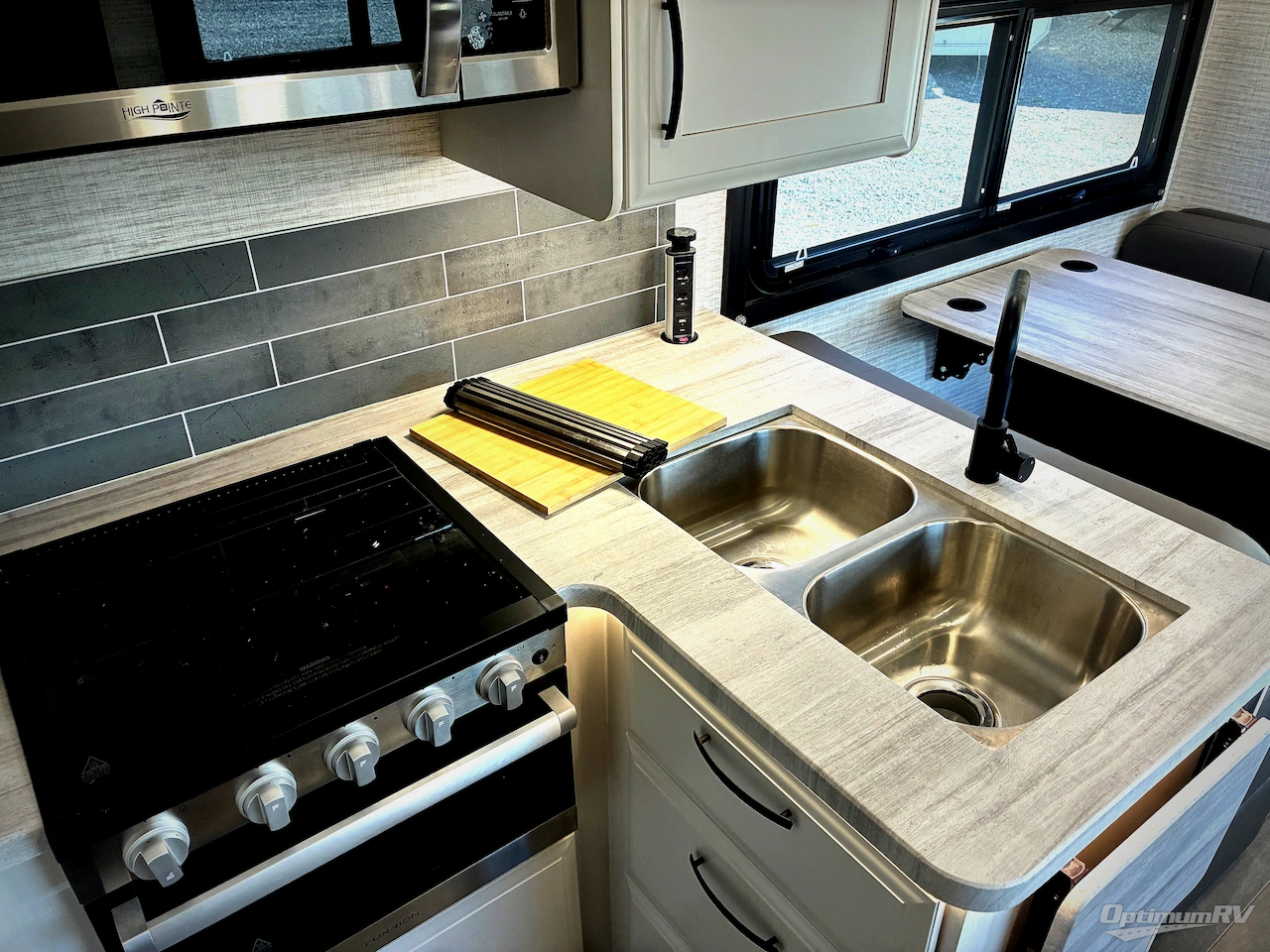 2025 Entegra Odyssey 27U Photo 6