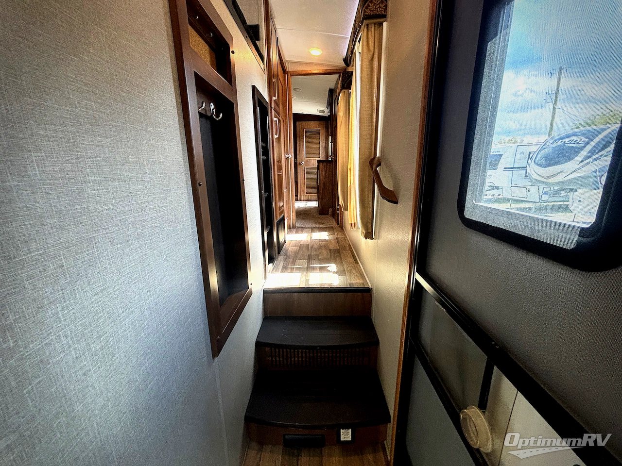 2017 Keystone Montana 3950BR Photo 6