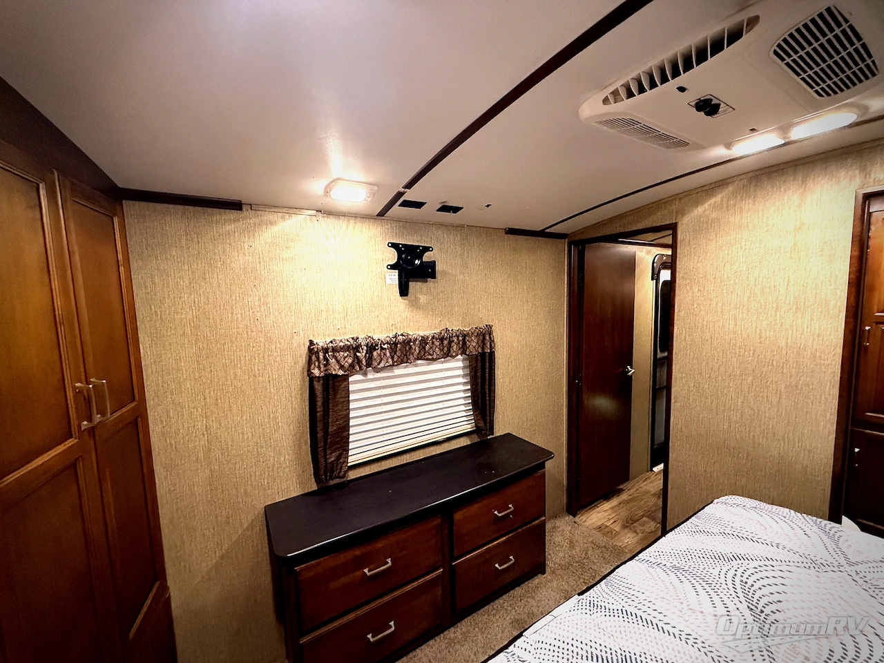 2018 Keystone Outback 330RL Photo 17