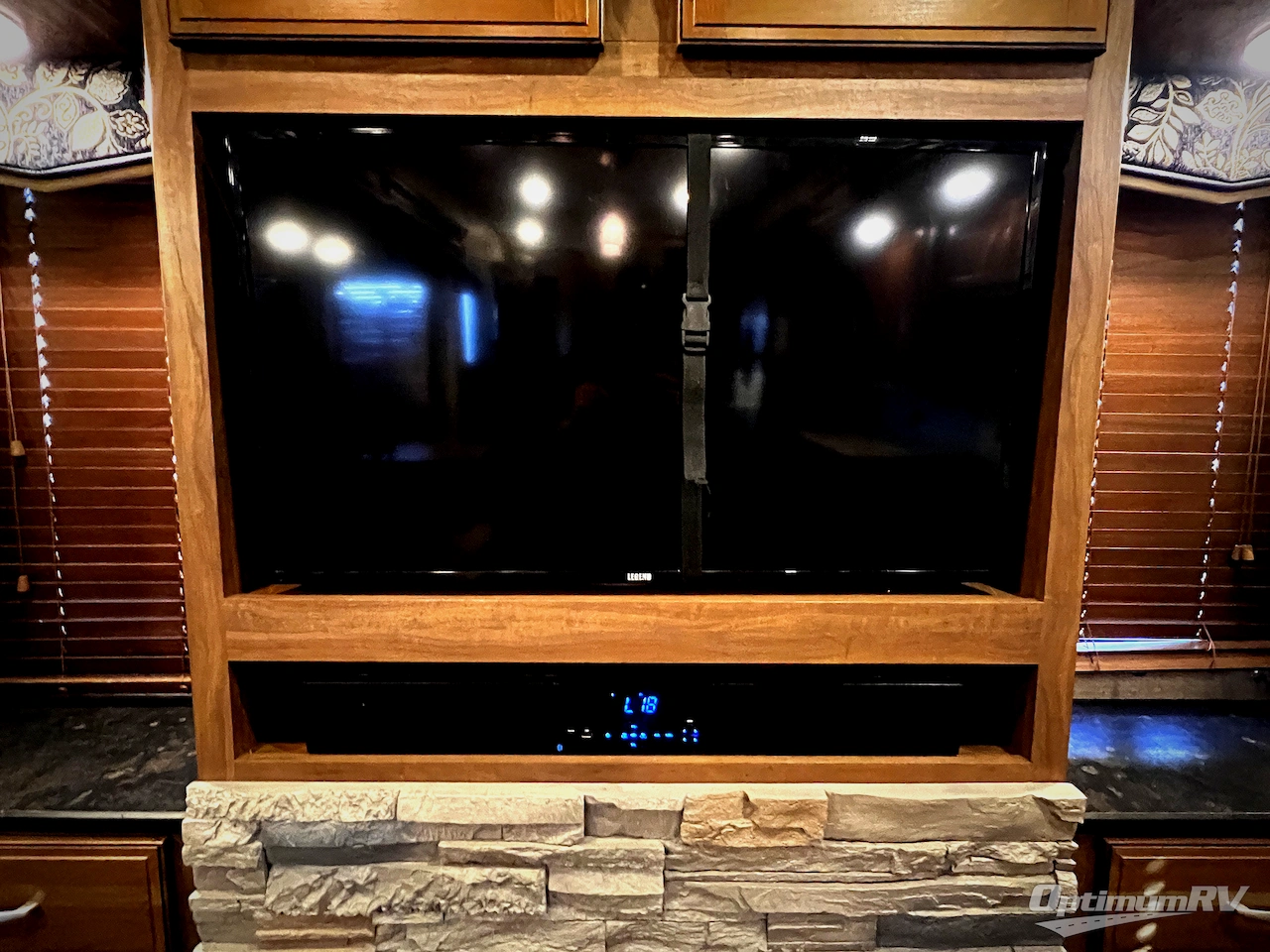 2016 Keystone Montana High Country 310RE Photo 9