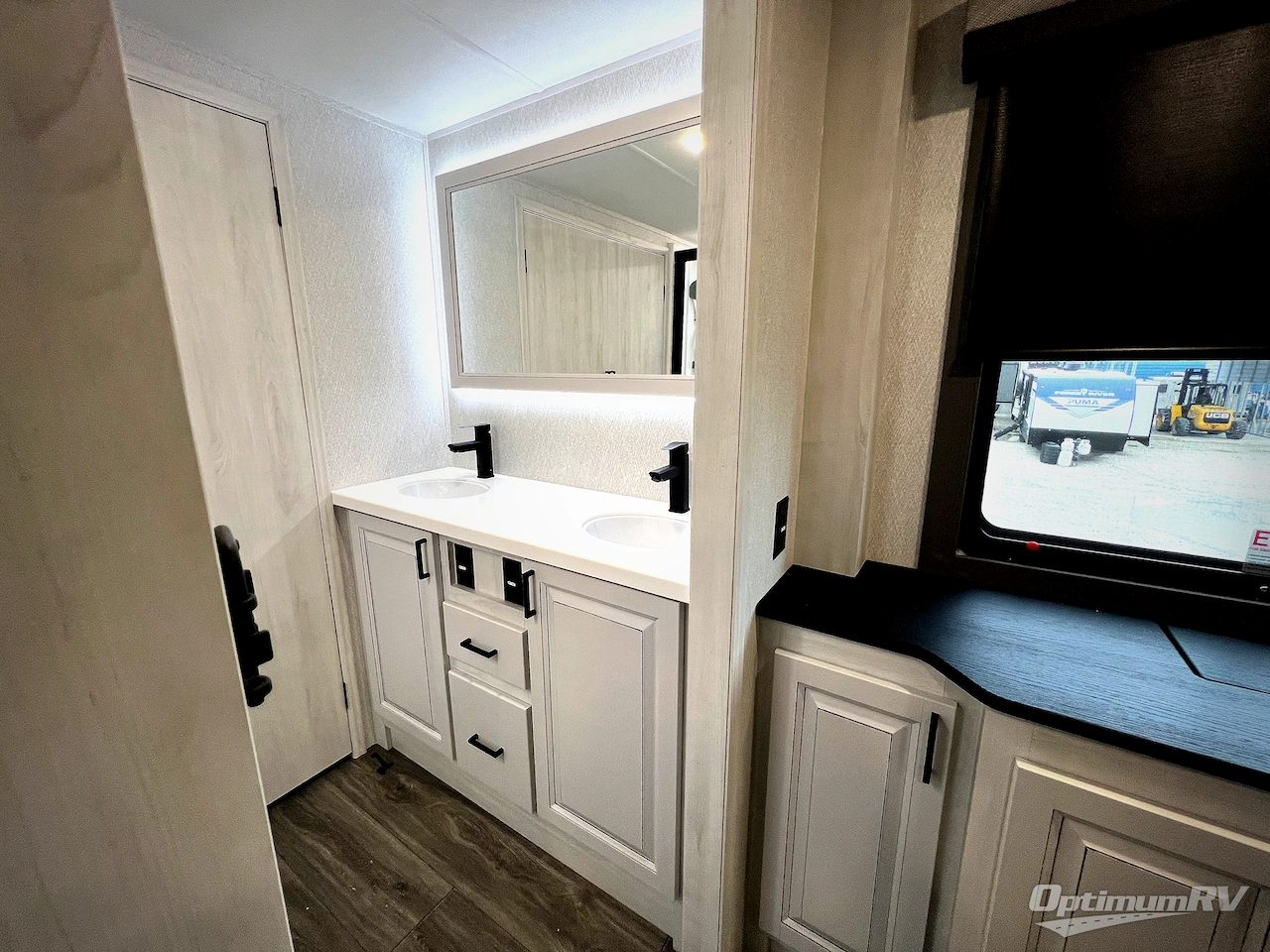 2026 East To West Ahara 395FB Photo 27