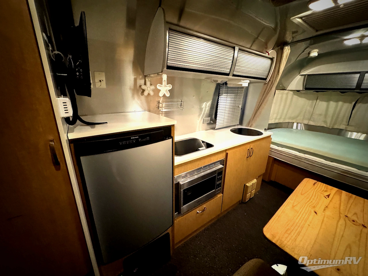 2014 Airstream Sport 22FB Photo 6