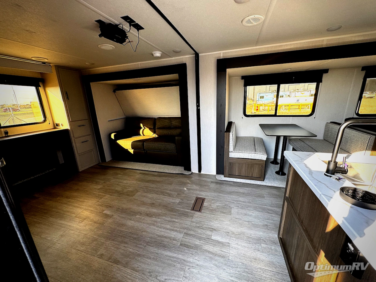 2026 Prime Time Avenger 30PO Photo 4