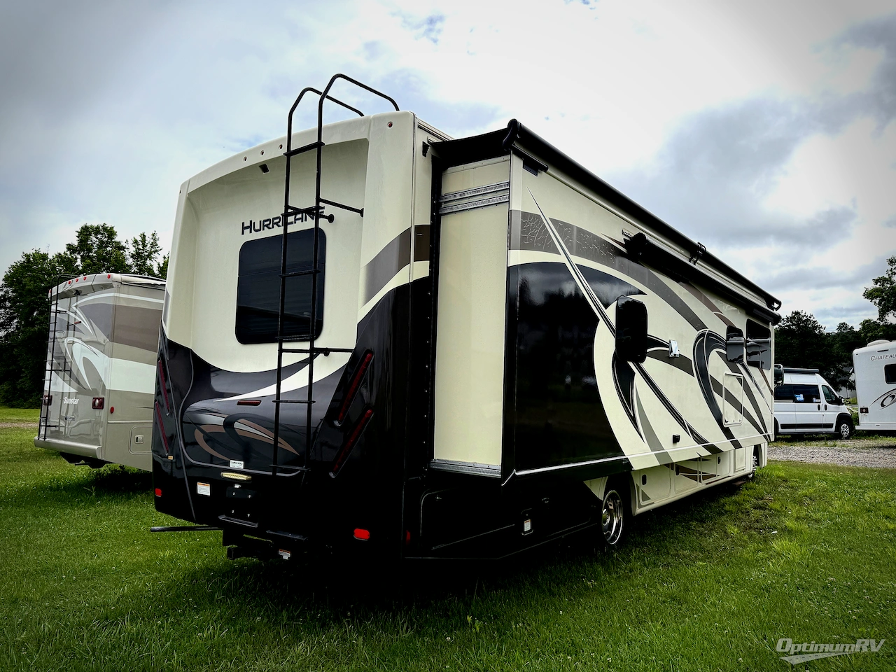 2019 Thor Hurricane 34R Photo 2