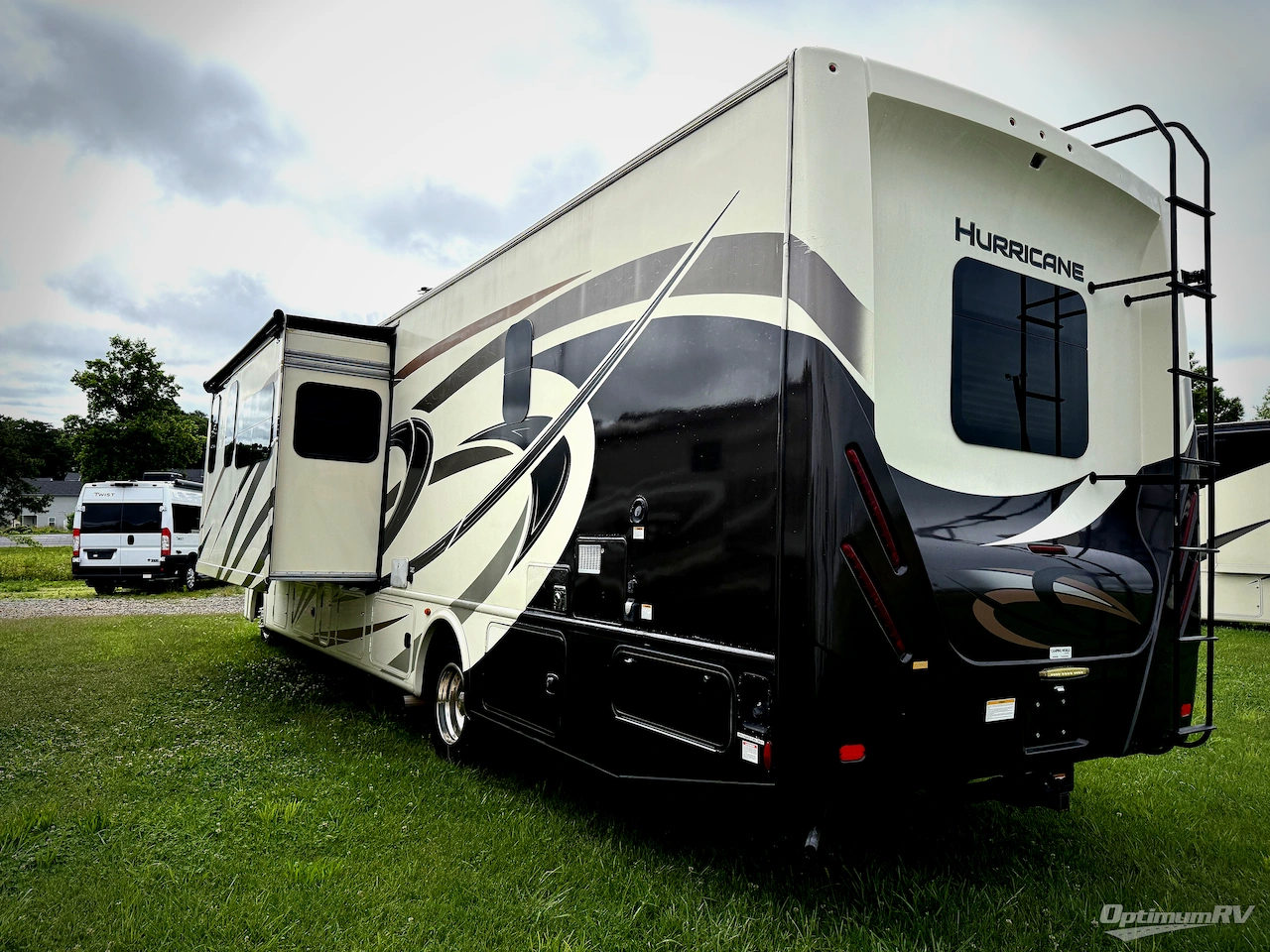 2019 Thor Hurricane 34R Photo 3