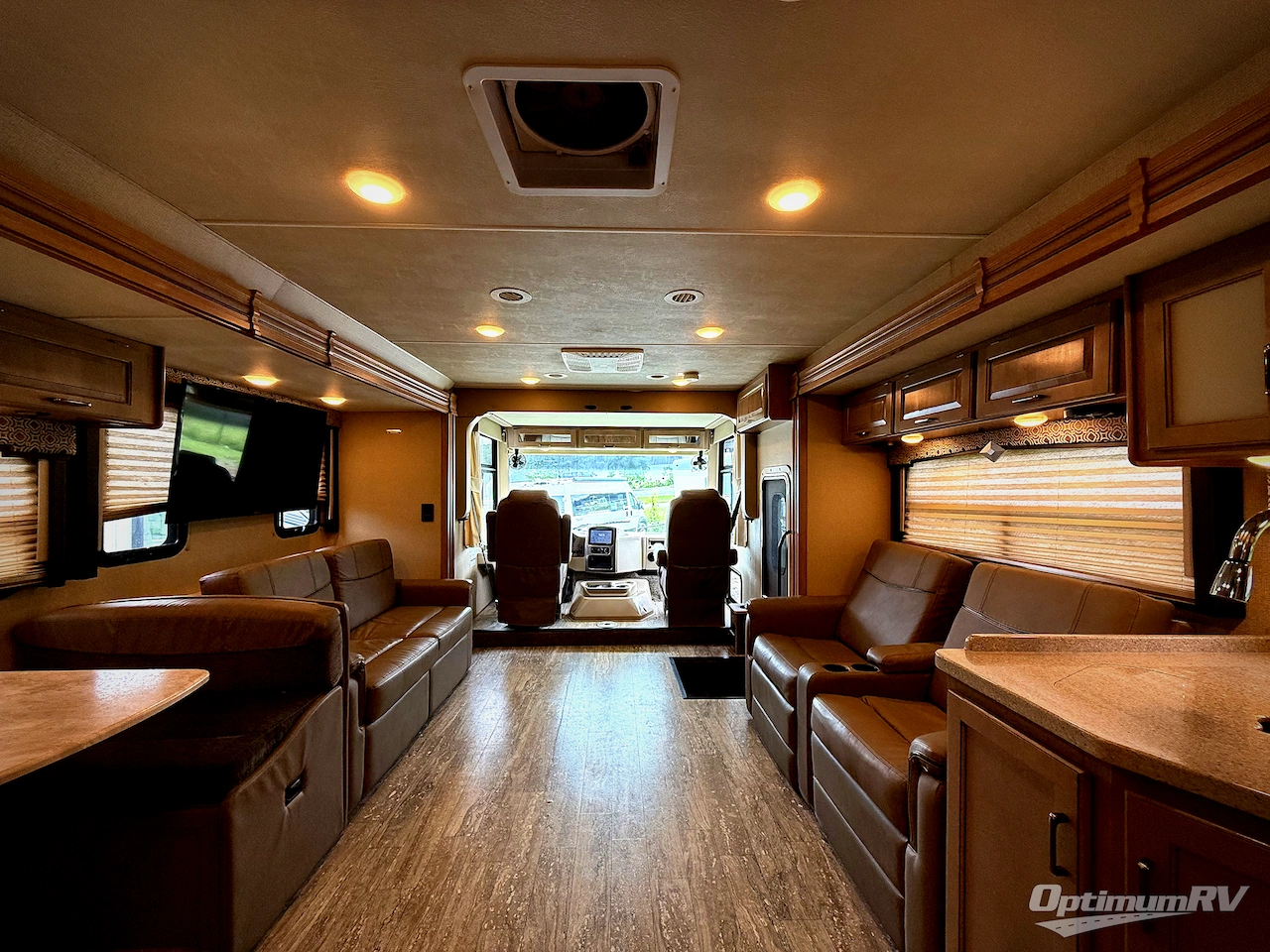 2019 Thor Hurricane 34R Photo 5