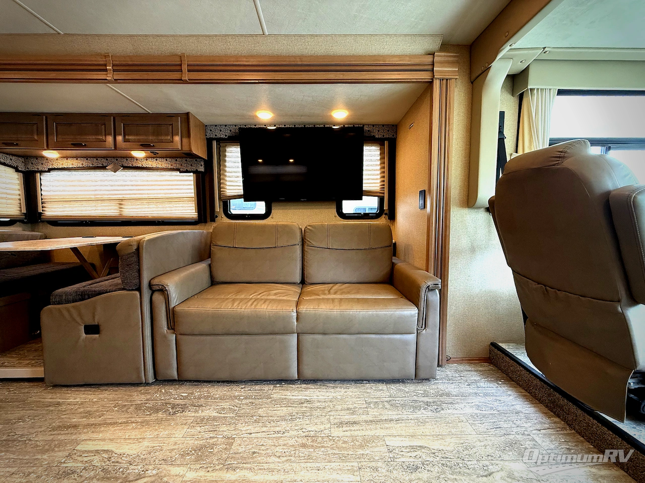 2019 Thor Hurricane 34R Photo 6