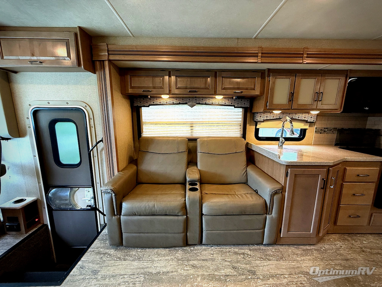2019 Thor Hurricane 34R Photo 7