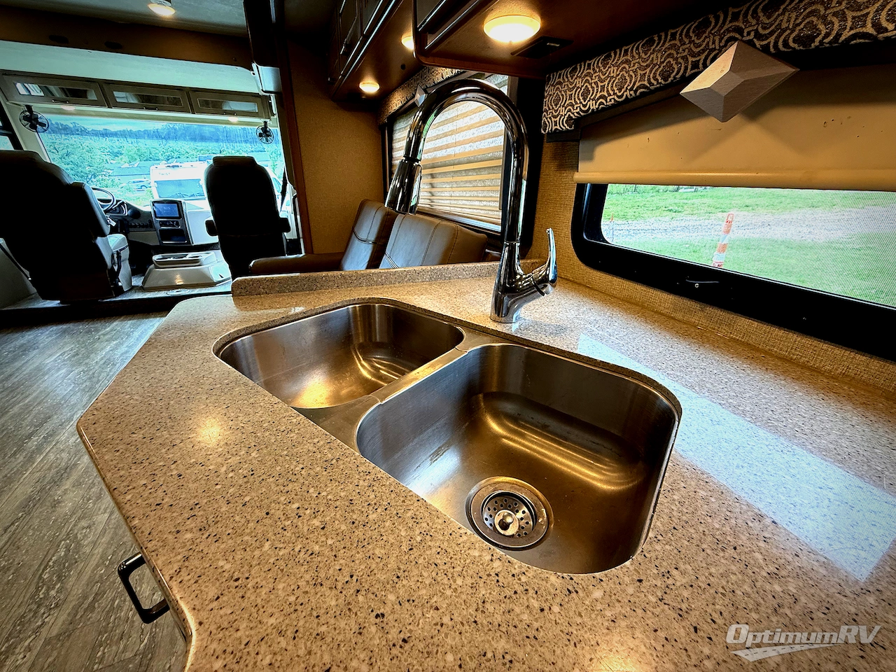 2019 Thor Hurricane 34R Photo 12