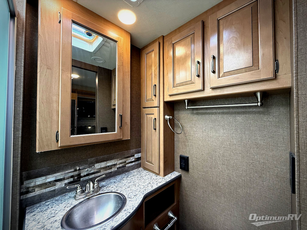2019 Thor Hurricane 34R Photo 14