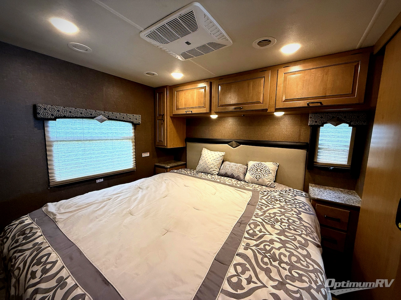 2019 Thor Hurricane 34R Photo 18