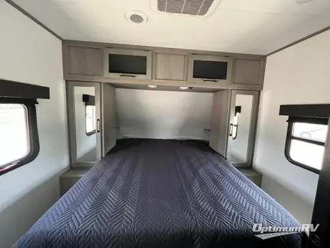2023 Dutchmen Kodiak Ultra-Lite 302BHSL RV Photo 2