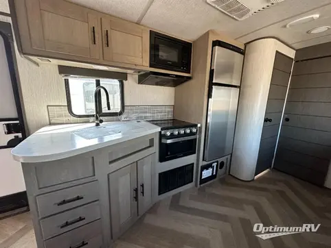 2021 Cruiser Twilight Signature TWS 3300 RV Photo 3