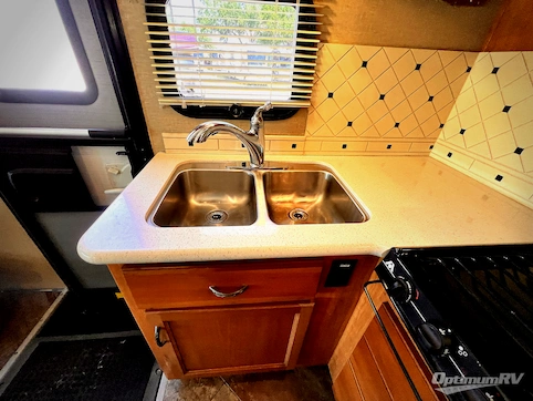 2015 Safari Trek 26HM RV Photo 4