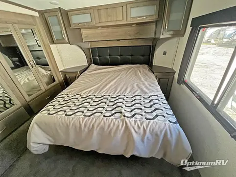 2019 Dutchmen Voltage V3655 RV Photo 4