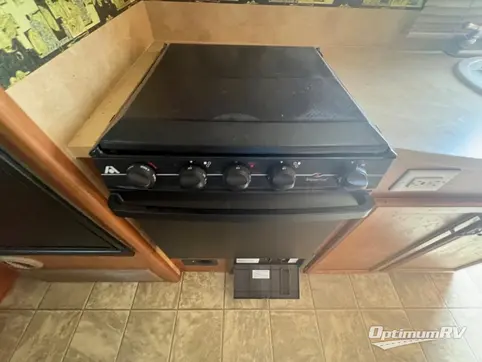 2012 Lance Lance Travel Trailers 1685 RV Photo 3