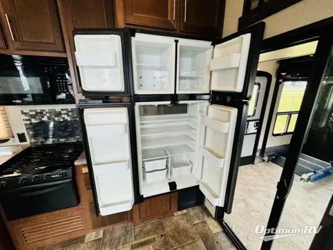 2016 Keystone Fuzion 325 RV Photo 3