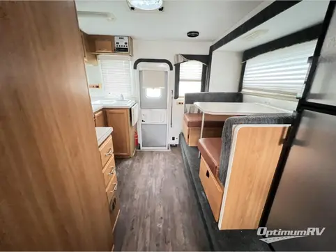 2005 Lance Lance Max 1181 RV Photo 2