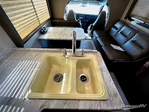 2019 Coachmen Freelander 27QB Chevy 4500 RV Photo 3