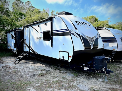 Used 2019 CrossRoads Sunset Trail Super Lite SS330SI Featured Photo