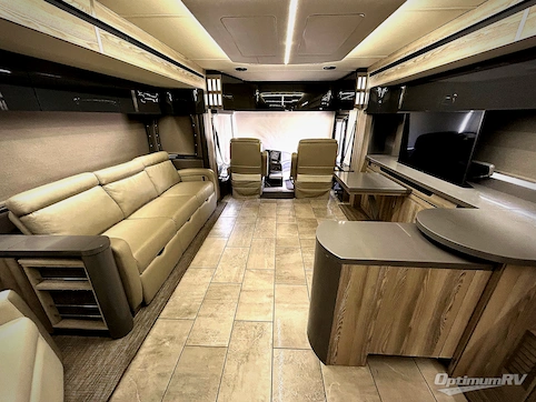 2018 Winnebago Horizon 40A RV Photo 2
