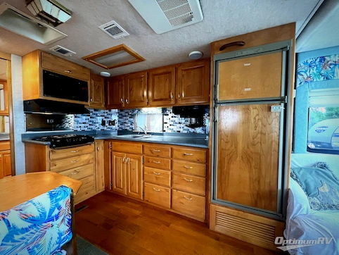 2000 Monaco Safari TREK 2830 VORTEC RV Photo 3