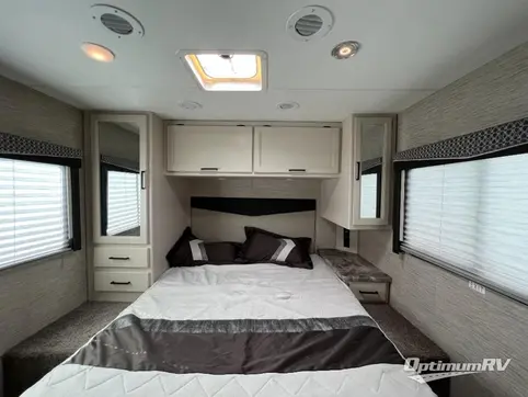 2022 Thor Chateau 28Z RV Photo 2