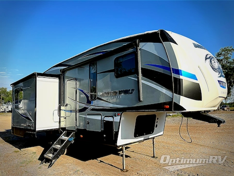 Used 2019 Forest River Cherokee Arctic Wolf 285DRL4 Featured Photo