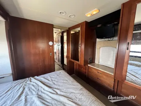 2009 Fleetwood Bounder 34G RV Photo 4