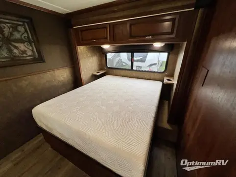 2014 Fleetwood Bounder 30T RV Photo 3