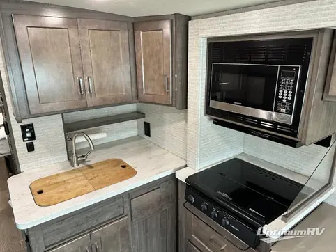 2020 Winnebago Adventurer 30T RV Photo 4