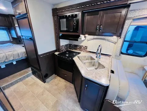 2017 Thor Chateau 28Z RV Photo 3