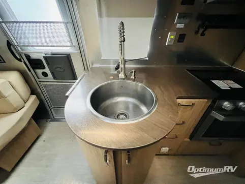 2020 Airstream Flying Cloud 25RB RV Photo 3