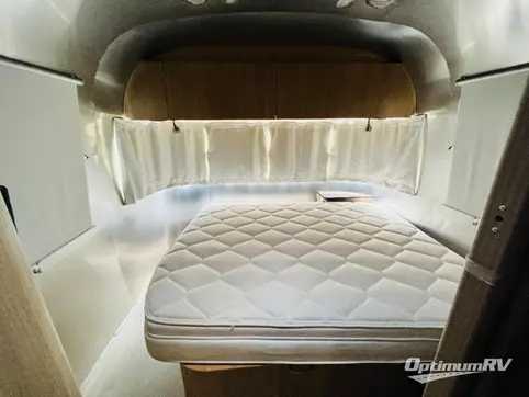 2020 Airstream Flying Cloud 25RB RV Photo 4