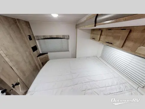 2020 Coachmen Leprechaun 210RS Chevy 4500 RV Photo 4