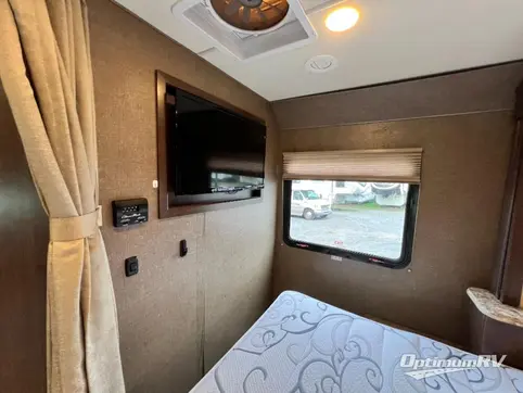 2018 Thor Chateau 24F RV Photo 3
