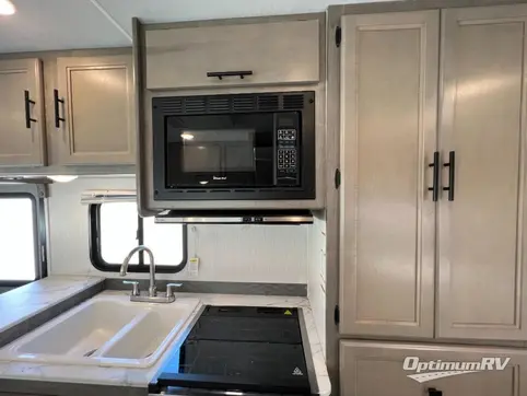 2021 Coachmen Freelander 22XG Chevy 4500 RV Photo 4