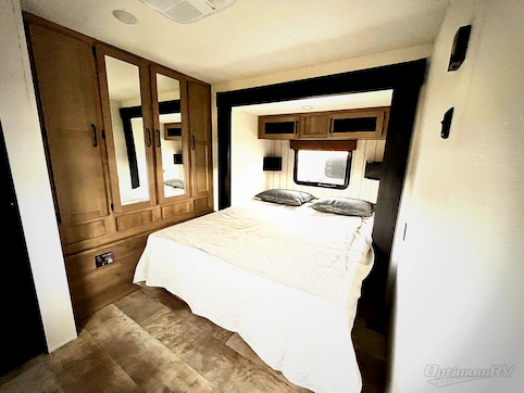 2025 Palomino Puma 32BHQS RV Photo 4