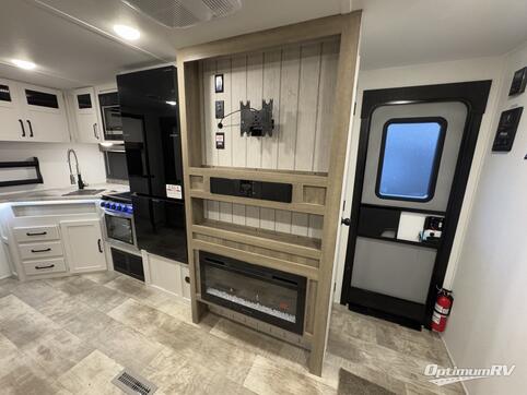 2025 Palomino Puma 31QBBH RV Photo 4