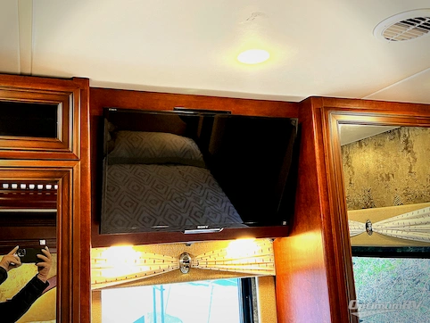 2017 Newmar Bay Star 3518 RV Photo 4
