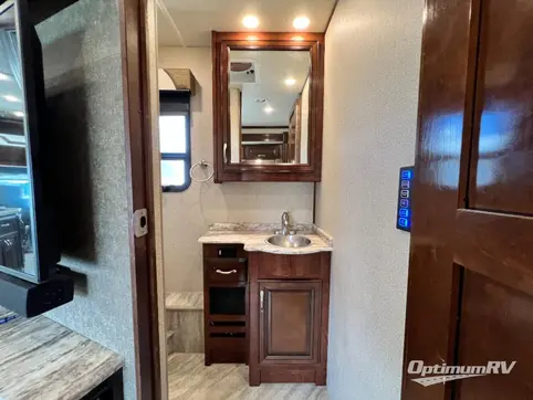 2019 Fleetwood Bounder 35K RV Photo 3